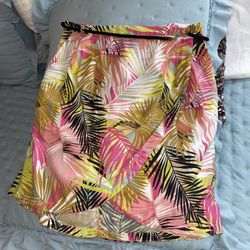 H & M , Size Medium crossed skirt with a detail at the waist , with pockets Good condition