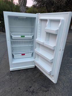 Freezer frost free large 17 cubics household upright great for garage (free local delivery)