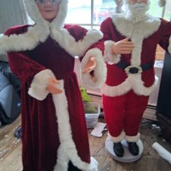 Rare Mr and Mrs claus singing and dancing
