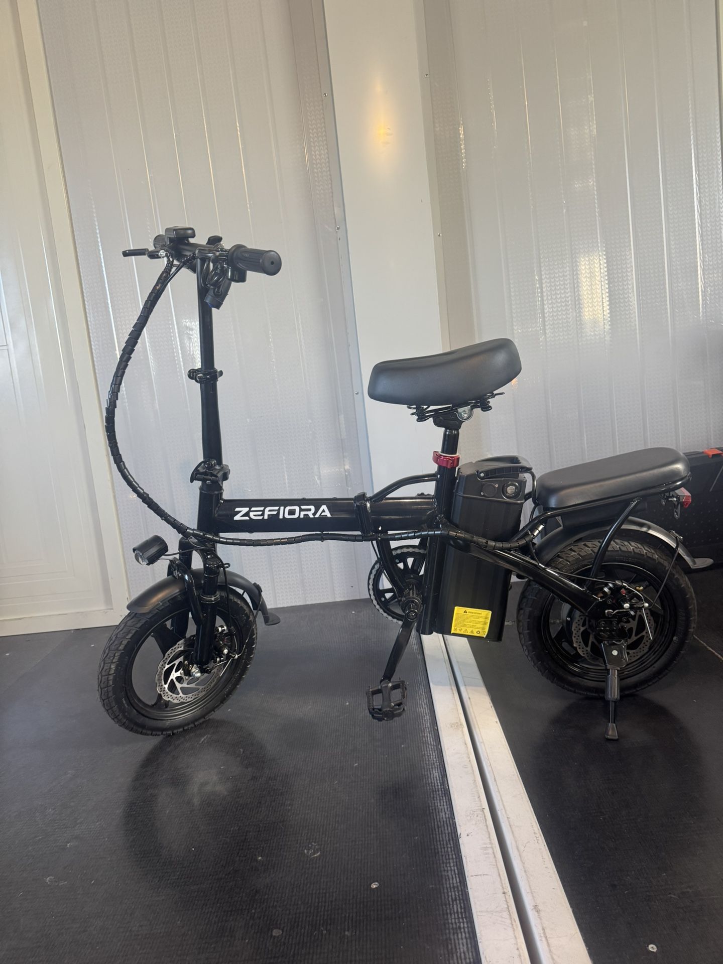 Folding electric bicycle