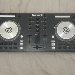 Numark Mixtrack Pro 3 