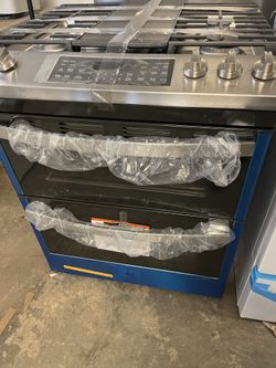 GE FIVE BURNERS-INTEGRATED GRIDDLE DOUBLE OVENS GAS RANGE..$1100  New Scratch Dent True Convection Continuous Edge To Edge..  Delivery Set Up Haul Awa