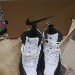 MENS AIR JORDAN 12 RETRO TAXI WHITE/BLACK-TAXI CT8013-117-SIZE 7.5 PRE OWNED .GOOD CONDITION. 