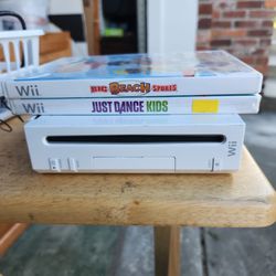 WII CONSOLE WiTH 2 GAMEs