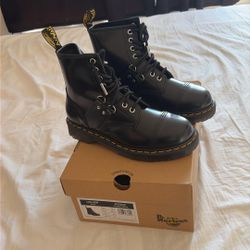 Doc Martins Sz 7 Women/6 Men