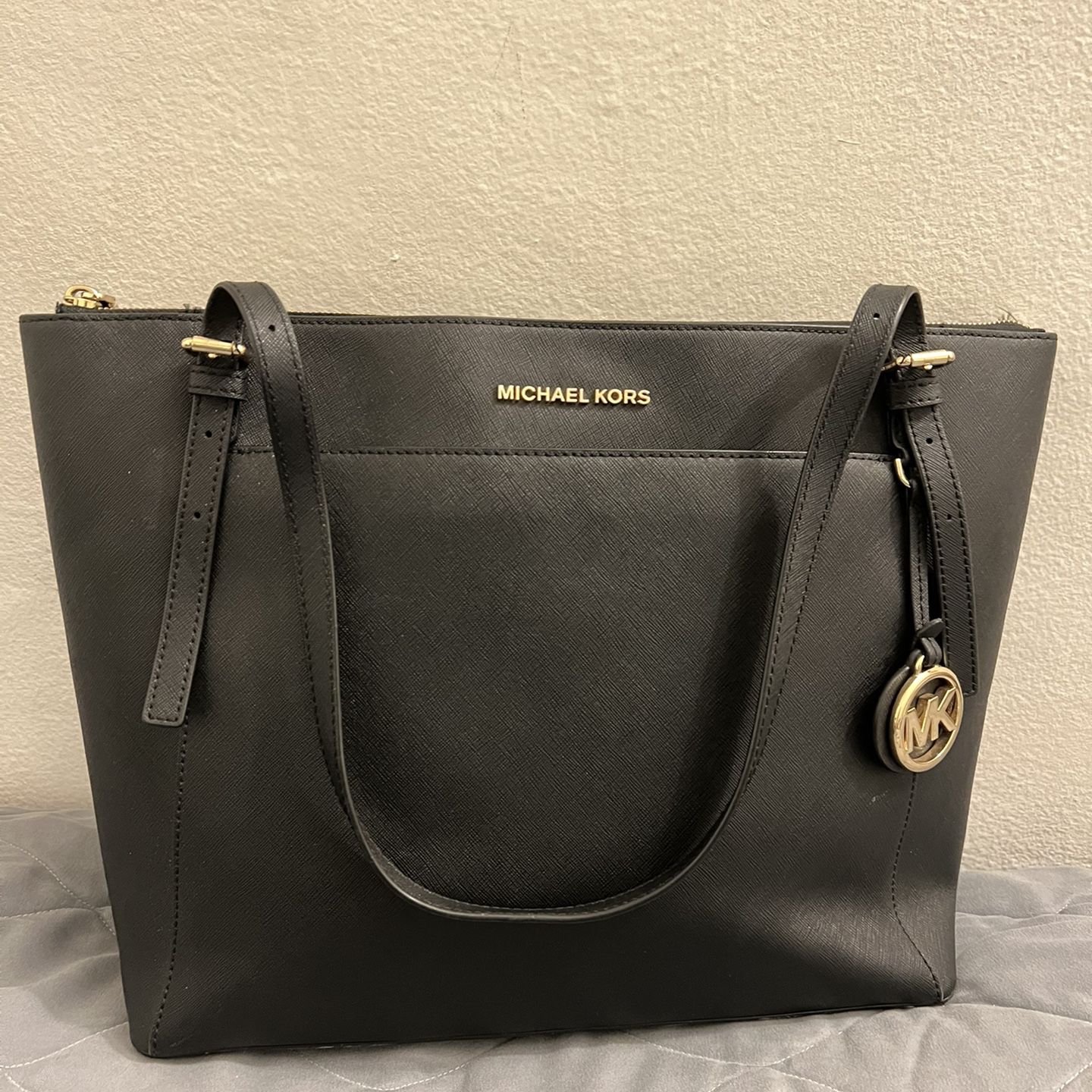 Voyager Small Pebbled Leather Tote Bag – Michael Kors Pre-Loved