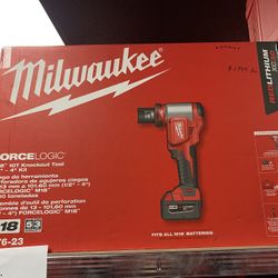 Milwaukee M18 18V Lithium-Ion 1/2 in. to 4 in. Force Logic High Capacity Cordless Knockout Tool Kit w/Die Set 3.0 Ah Batteries