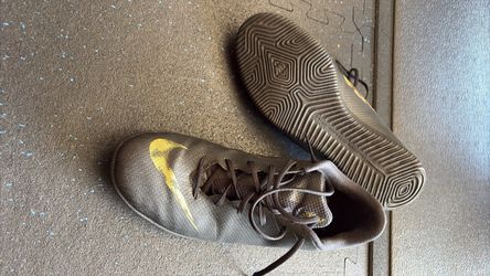 Men’s 10.5 Indoor Soccer Shoes