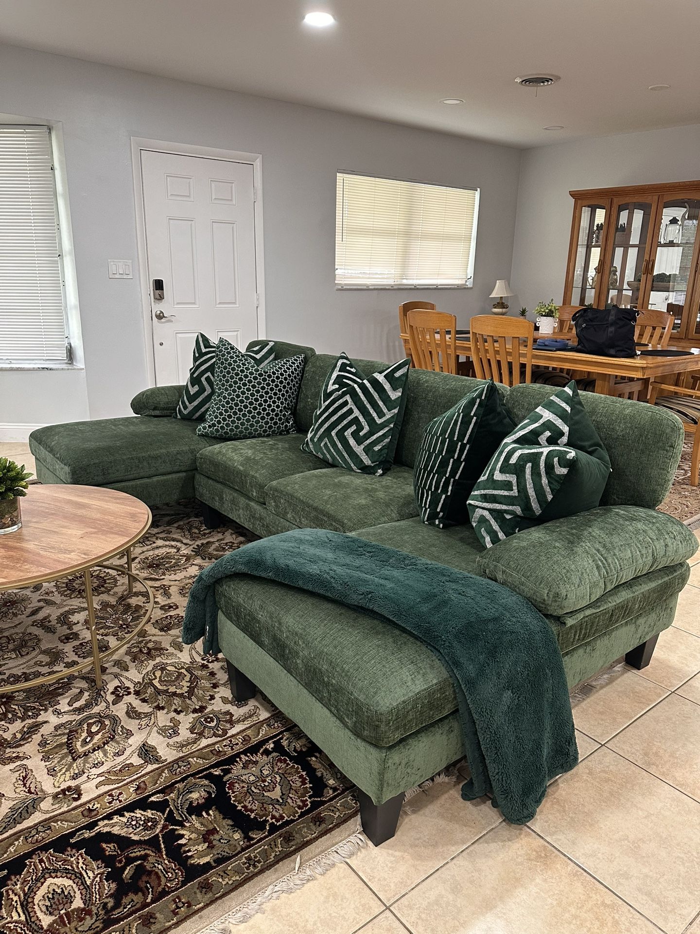 U-Shaped Sectional Sofa With Pillow Setting