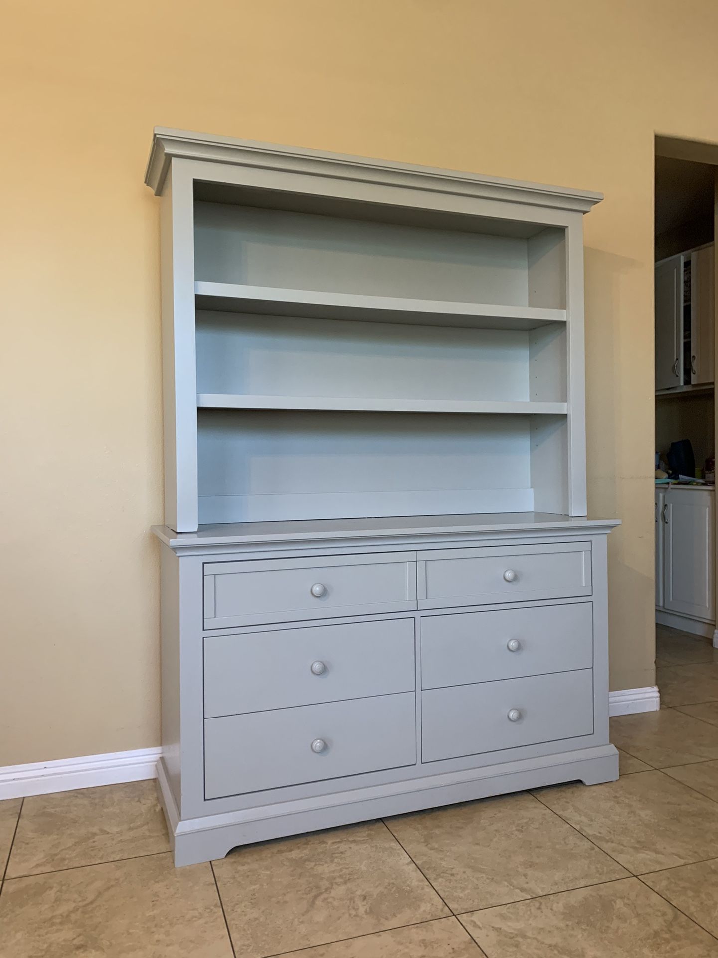 Munire 6 drawer dresser with hutch