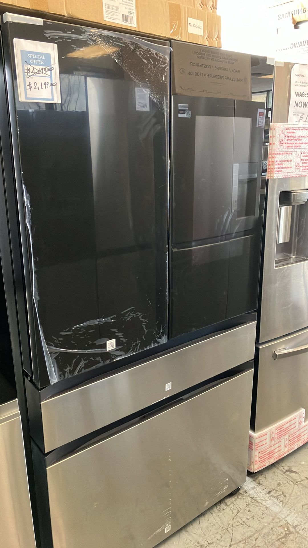 💥Great Deal💥 Bespoke 29 cu. ft. 4-Door French Door Refrigerator with Family Hub in Charcoal Glass