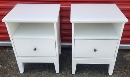 Set 2 Nightstands/ End Tables