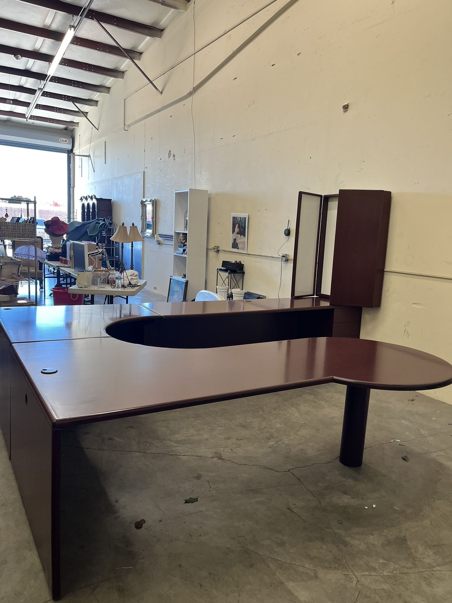 Large Workstation And Whiteboard Free!!