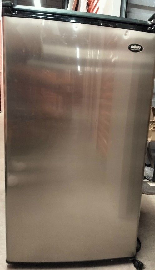 Sanyo Mini Fridge With Freezer 