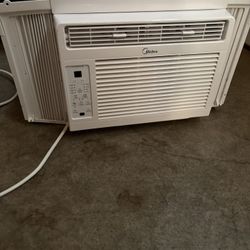 Midea Window Air Conditioning Unit 5000 BTU Like New