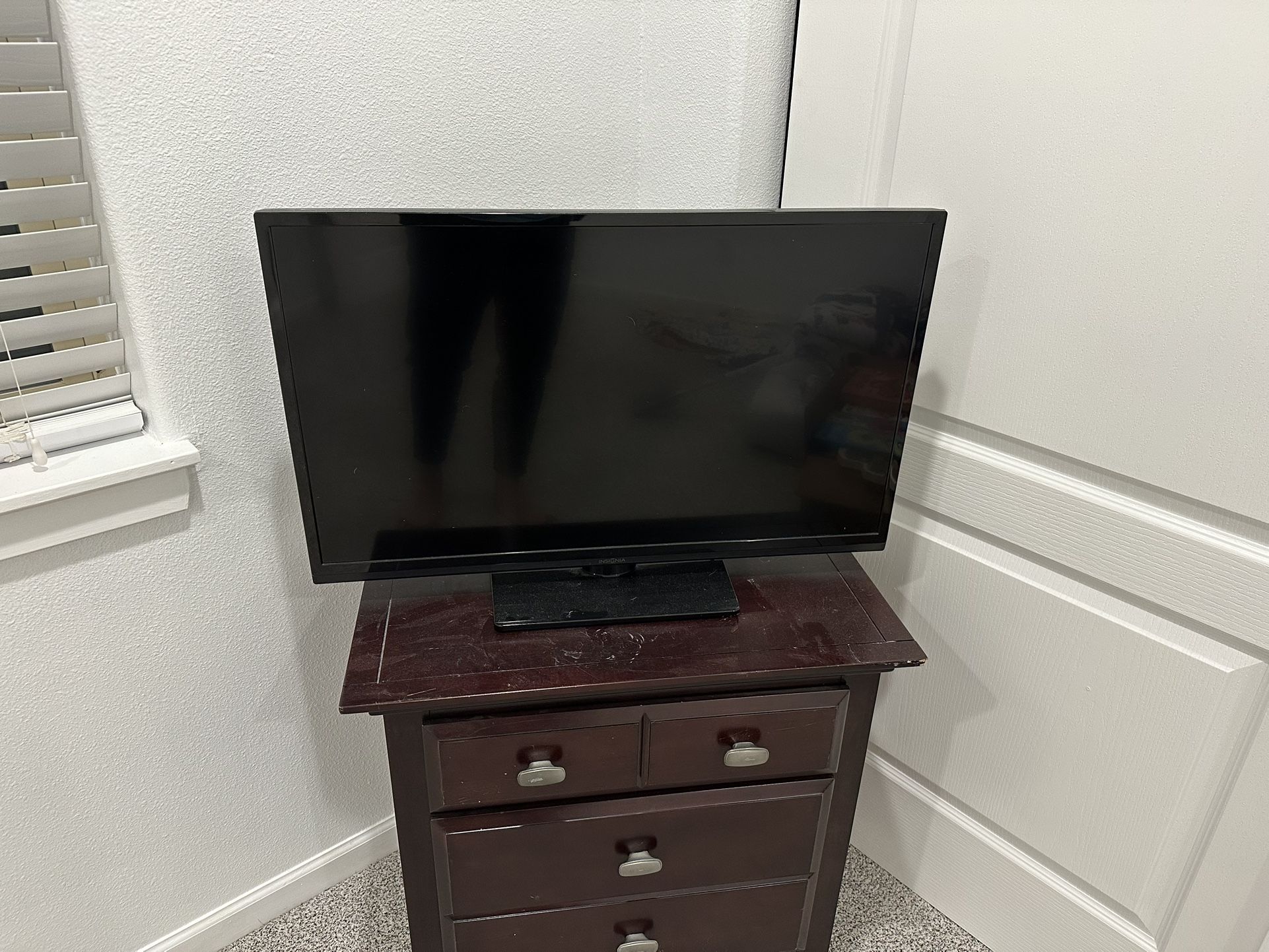 Insignia 32” LED TV
