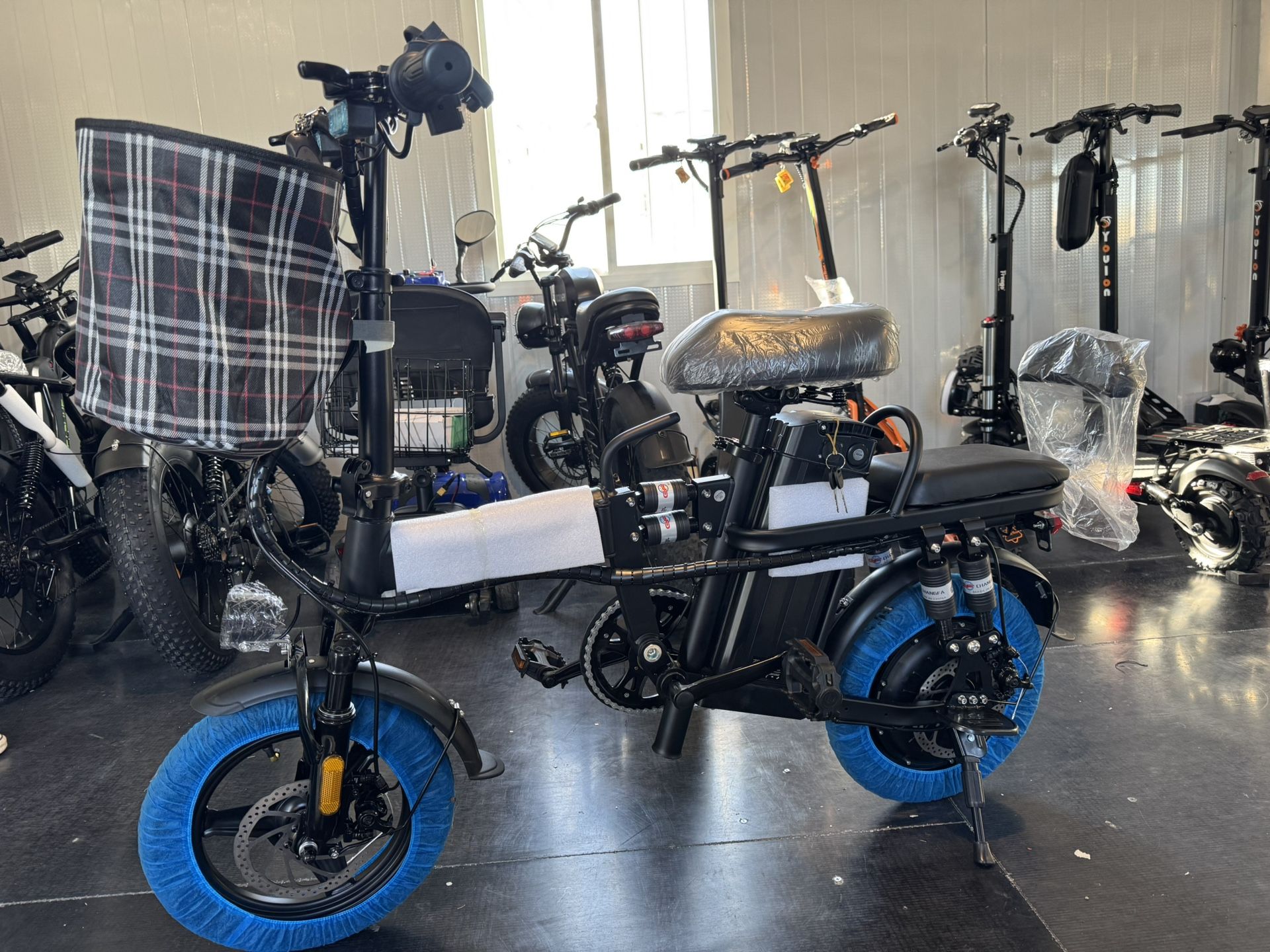 Folding electric bicycle