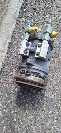 AC Compressor Off 85 Ford F150 351w. Good Used Part See Pics. 35th Ave And McDowell Phx