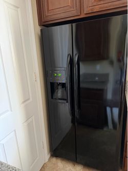 Frigidaire doble door icemaker fridge.