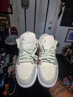 Nike Air Jordan 1 Low
Seafoam Sail (Women's) Women's Size 9 Or Men's Size 7.5 Brand New 