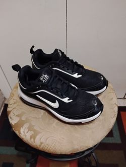 Very Nice Women's Nike Air Max AP Black & White Size (7.5) Located In Reedley 