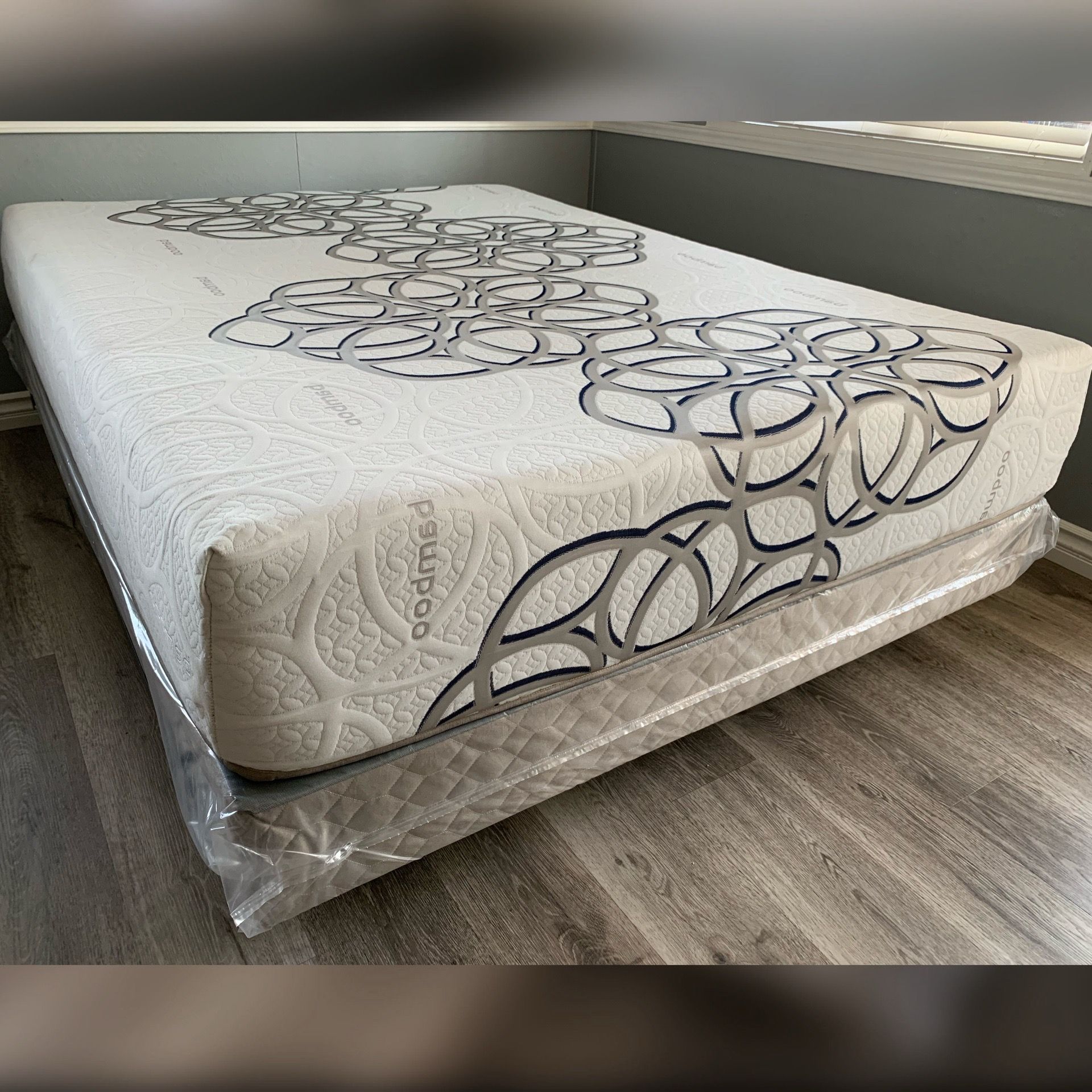 Full Size Sky Comfort Bamboo Hybrid Cooling Gel Memory Foam Mattress and Boxspring