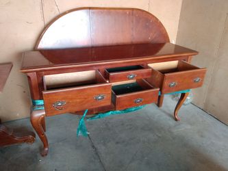 BEAUTIFUL BUFFET TABLE