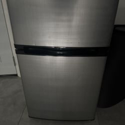 Mini fridge 