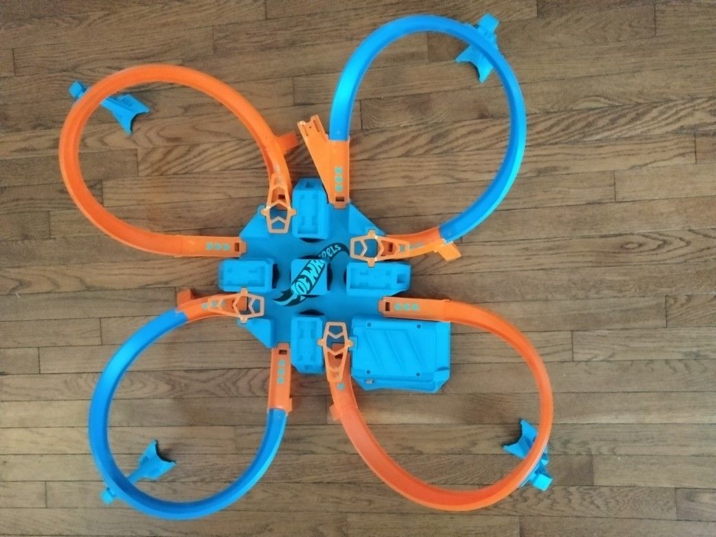 Hot Wheels Criss Cross Crash Track Set