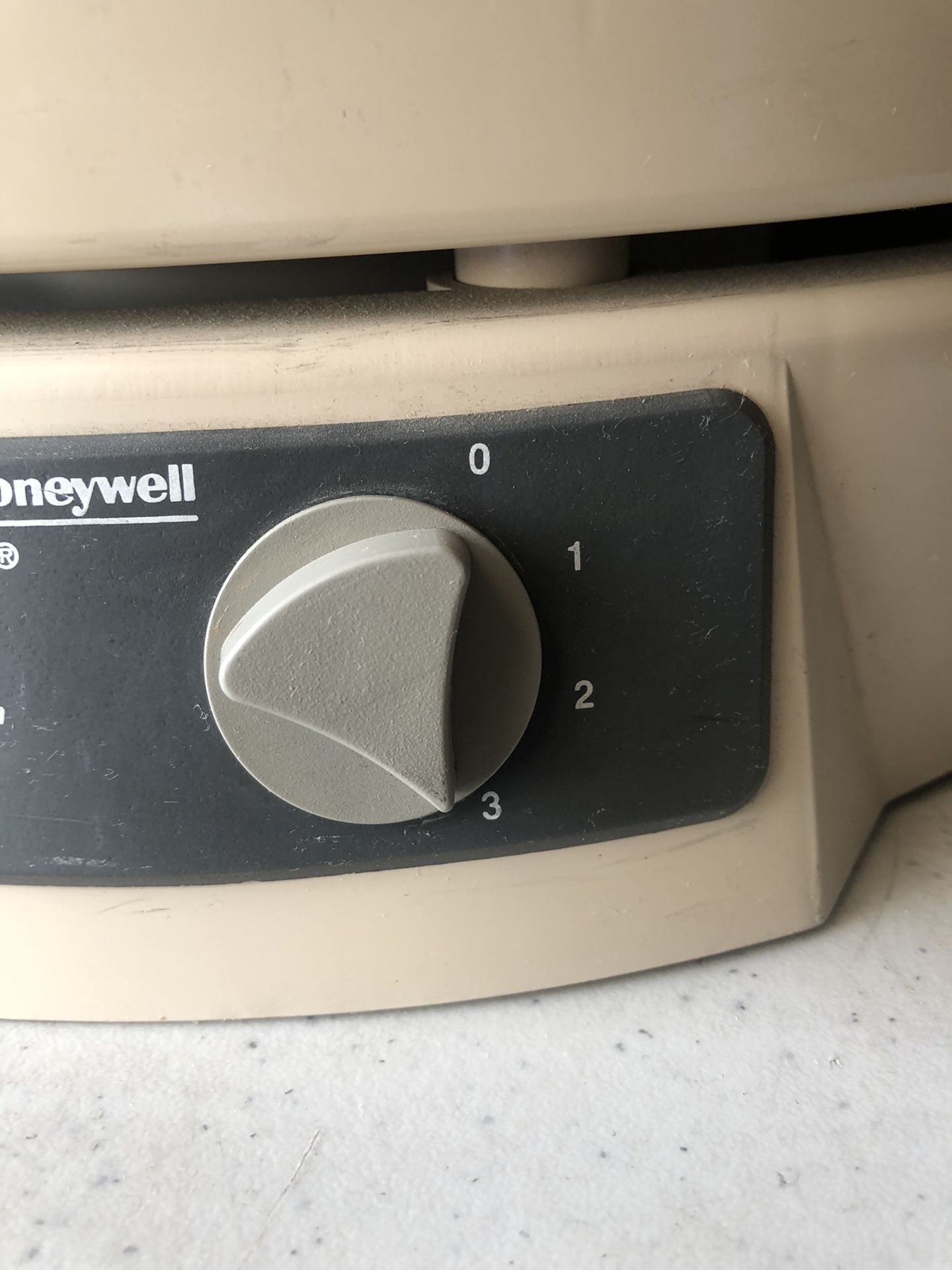 PRICE IS FIRM Honeywell 12520 HEPA Air Purifier COVERS 320 sq ft !!BRAND NEW FILTERS!! COMPLETELY CHANGES THE WHOLE AIR IN THE ROOM 6 times every hour