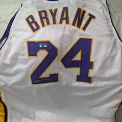 Kobe Bryant Los Angeles Lakers Signed Jersey 