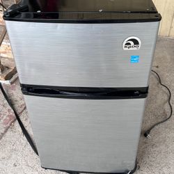 Igloo Mini Fridge And Freezer 