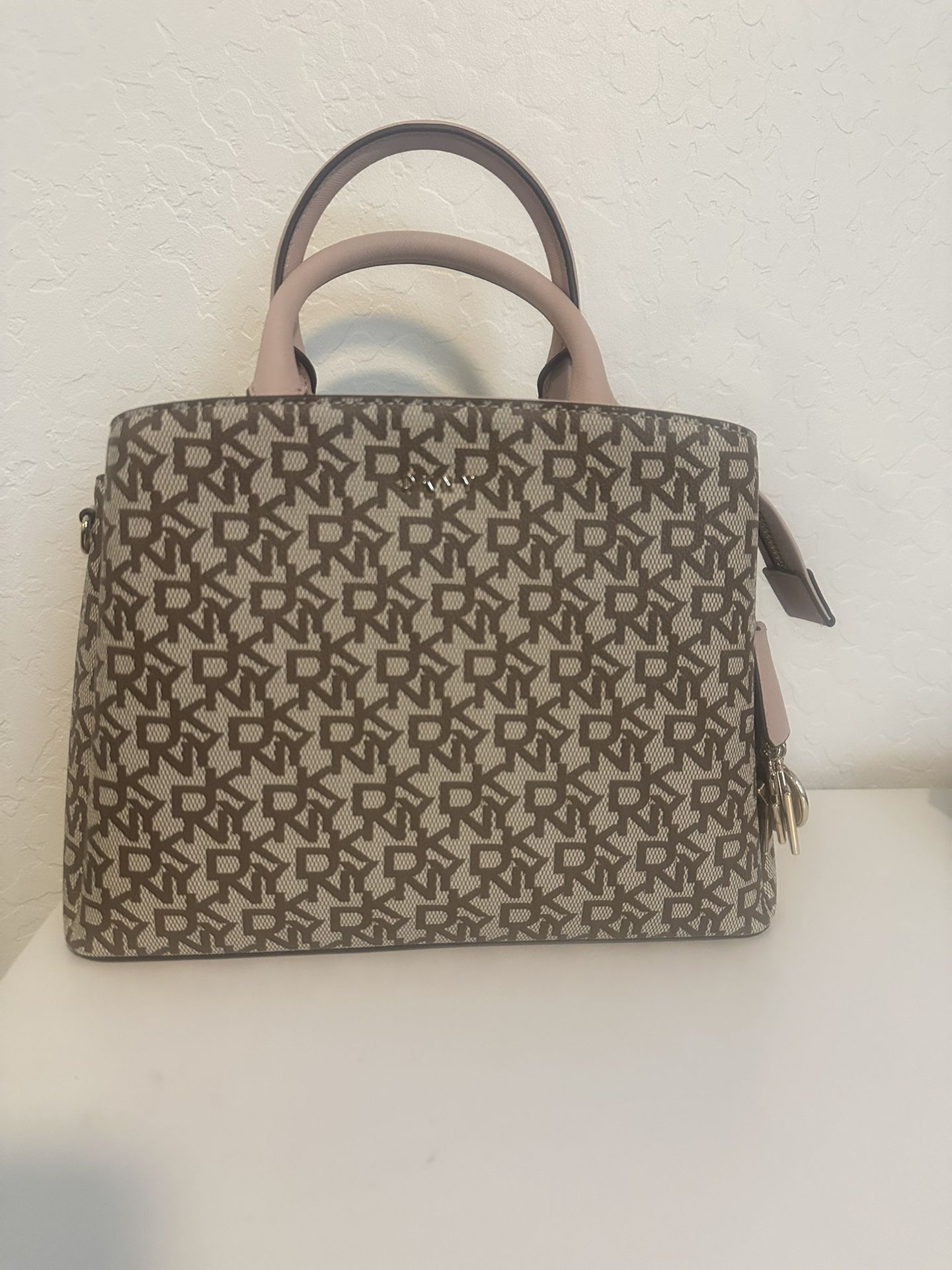 Woman DKNY bag