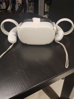 Oculus Quest 2 128gb with 2 perfectly functioning Controllers , no scratches