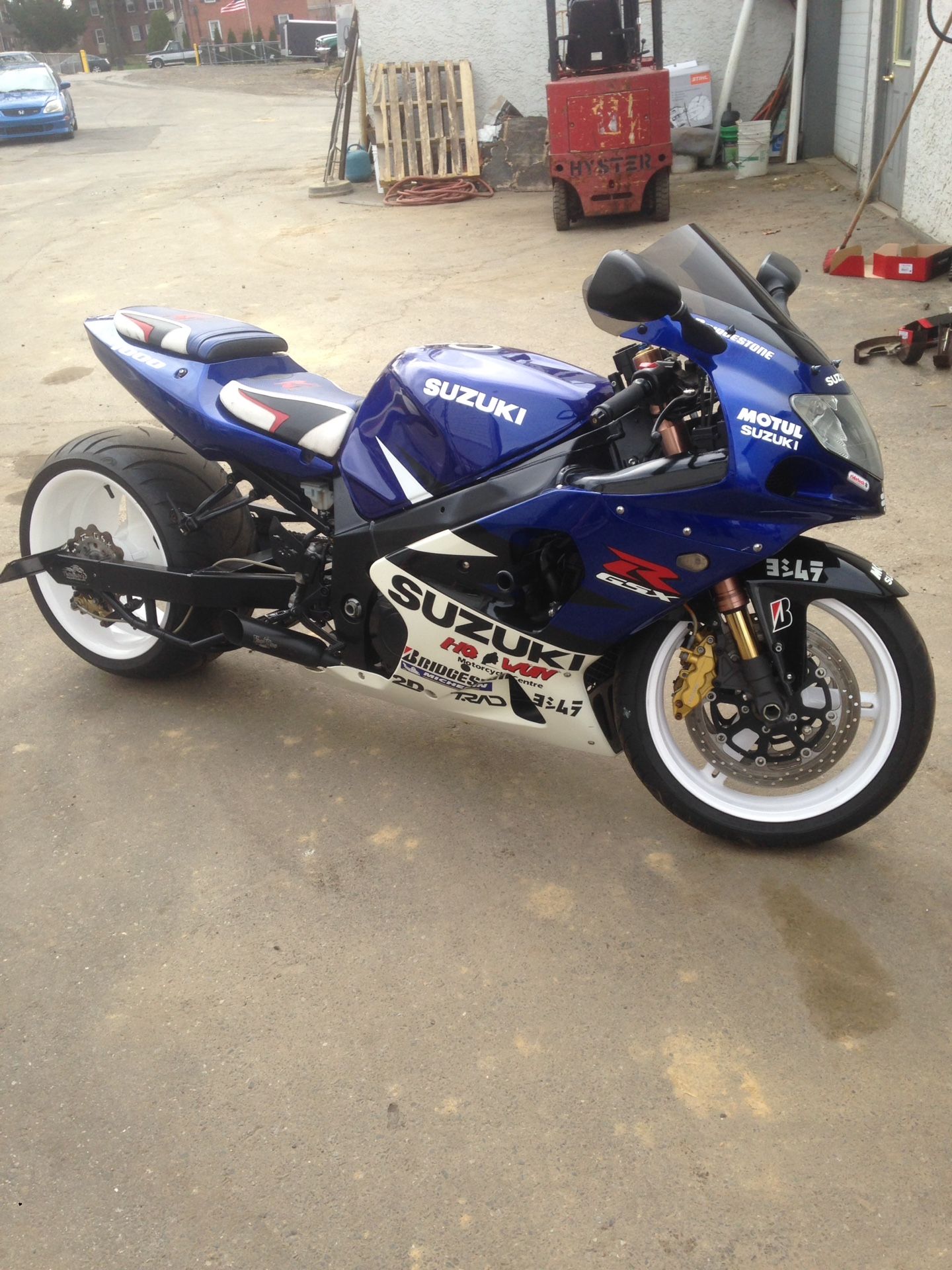 Stretched GSXR 1000 300 wide tire