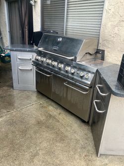 Bbq pit 6 burner  with back burner and marble side tables & storage