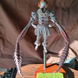 PENNYWISE WITH CLAWS AND HAND AN  5/. 6  MOVEABLE HEADS.