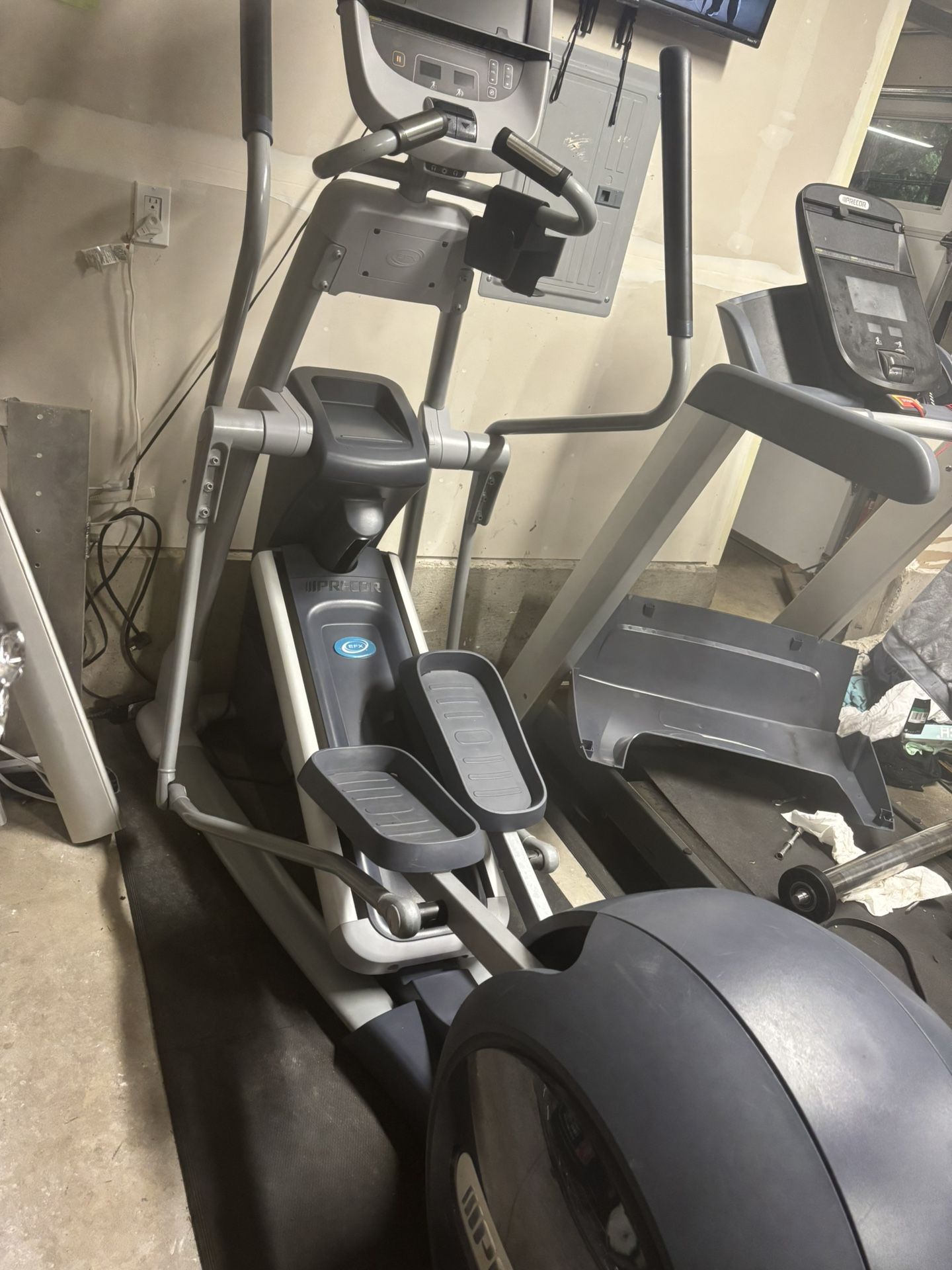 Like New Precor EFX 885 Elliptical