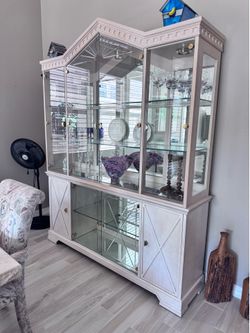 American by Martinsville Lighted China Hutch / Curio Cabinet