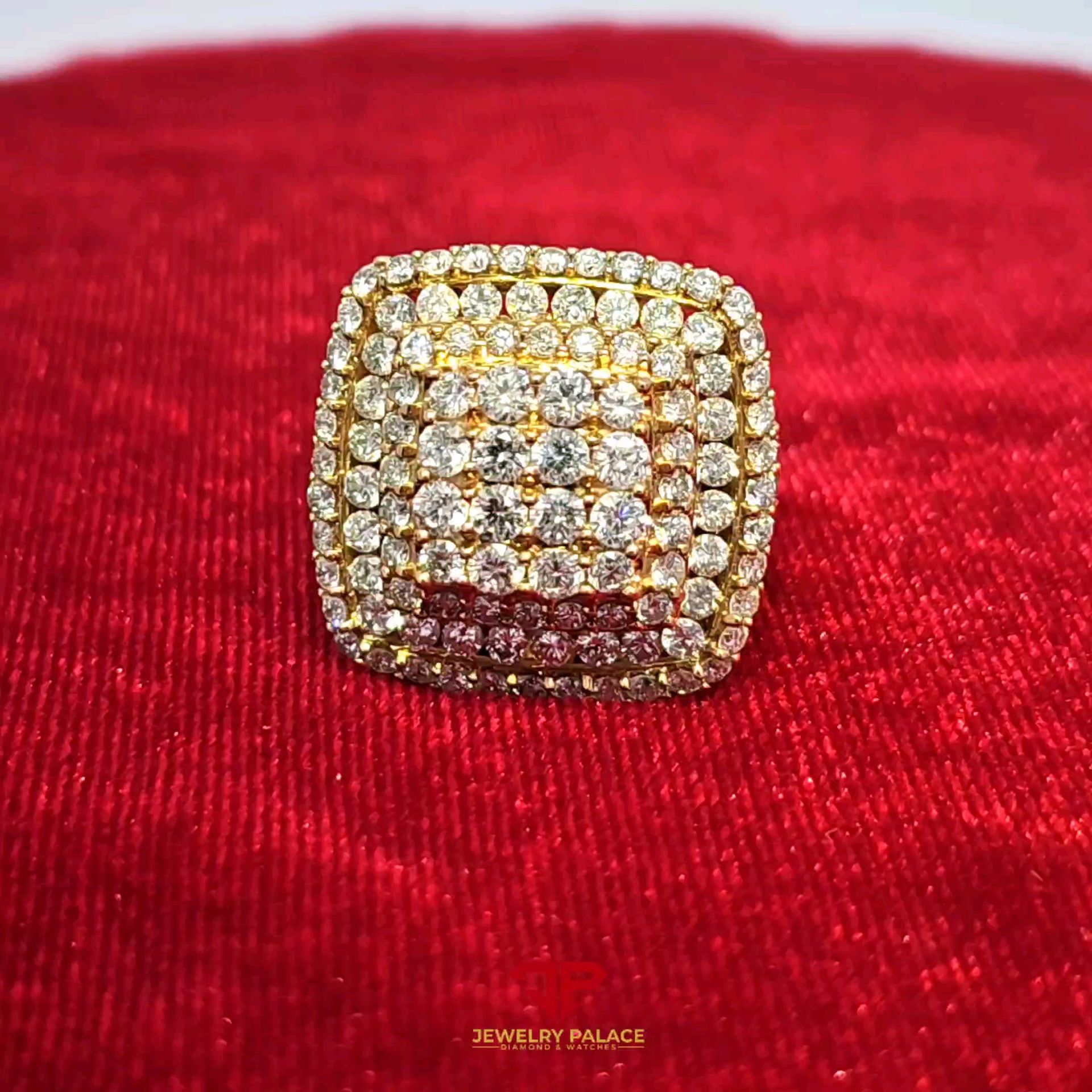 Elegant a Diamond-Encrusted Ring in 14K gold and 5.10 CTW