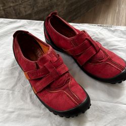 Pr!vo Clarks Size 6M