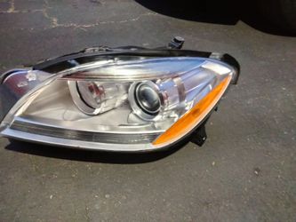 2012-2015 Mercedes ML350/500 headlight (halogen bulb) OEM.