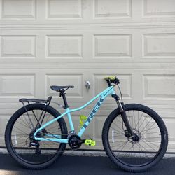 Trek Marlin 6 Women’s Mountain Bike – 27.5” – Hydraulic Brakes – Aluminum Commuter Bicycle