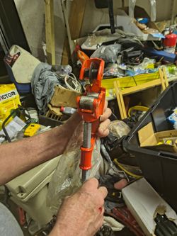Pipe cutting tool