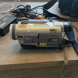 Sony Handycam Digital 8 Hi8 DCR-TRV230 WITH ACCESSORIES