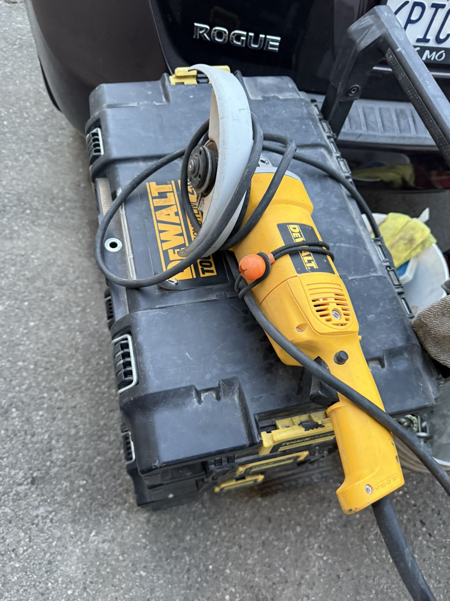 7” Grinder Dewalt