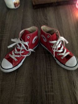 Red high top kid's Converse size 1