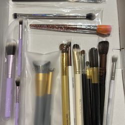 Lot If 16 Makeup Brushes 