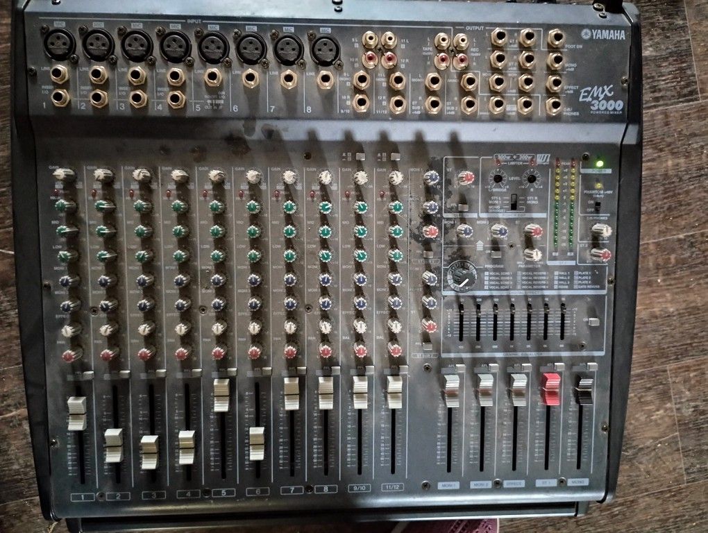Yamaha EMX 3000 Powered Mixer