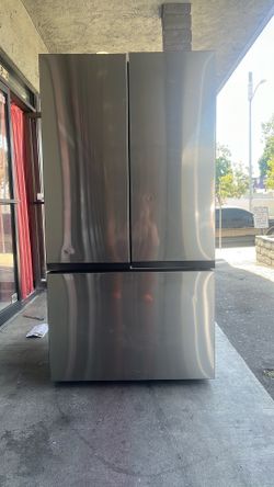2024 Samsung fridge  500 OBO super clean